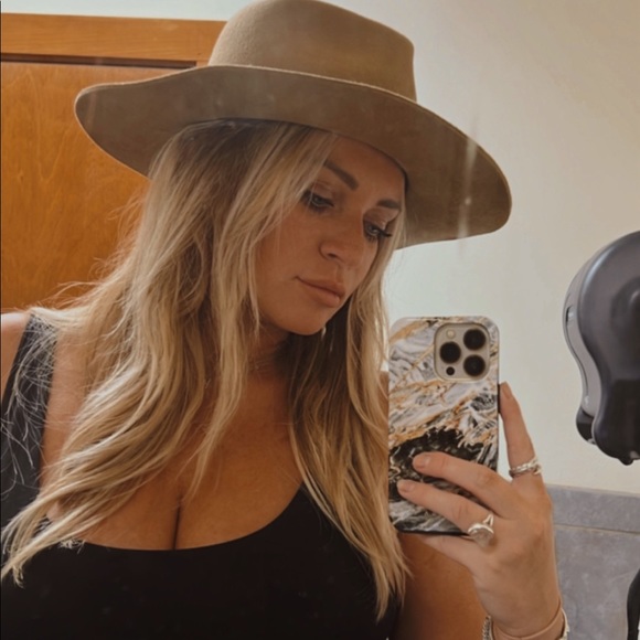 Meet your Posher, Christine - Picture 1 of 1